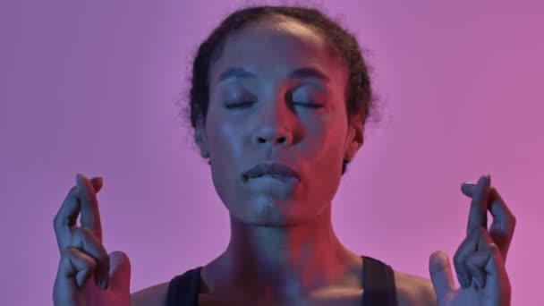 Odaklanmış Afrikalı Spor Kadınlarının Yakın Çekimde Dua Eden Parmakları Çapraz — Stok video