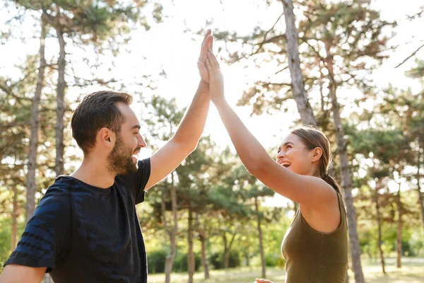 Bild Einer Jungen Positiven Sportlerin Und Eines Mannes Freien Grünen — Stockfoto