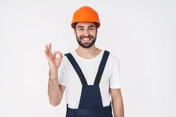 Foto Joven Constructor Positivo Casco Posando Aislado Sobre Fondo Blanco — Foto de Stock