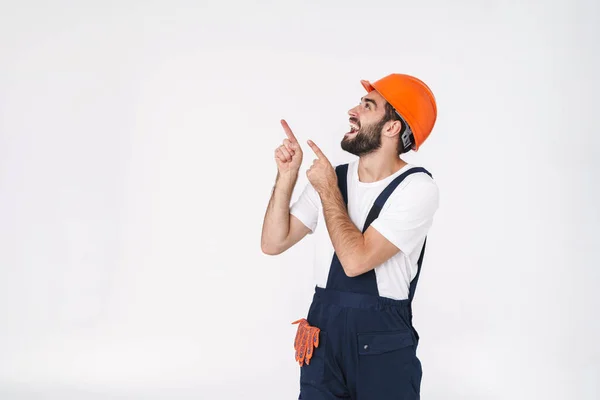 Foto Jovem Construtor Positivo Capacete Posando Isolado Sobre Fundo Parede — Fotografia de Stock