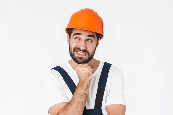 Foto Van Doordachte Jonge Man Bouwer Helm Poseren Geïsoleerd Witte — Stockfoto