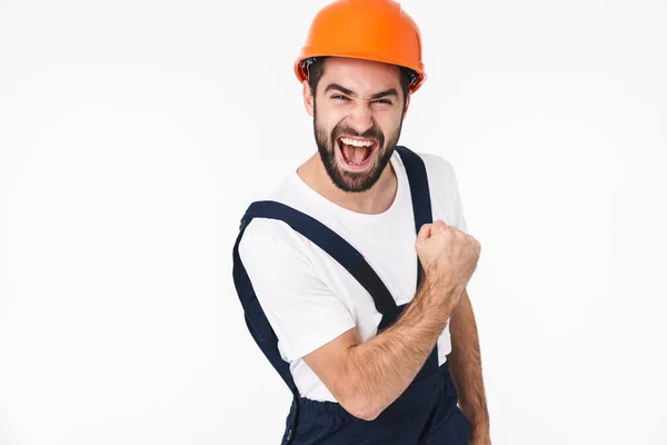 Foto Feliz Gritando Jovem Construtor Capacete Posando Isolado Sobre Fundo — Fotografia de Stock