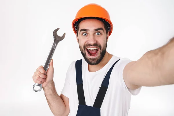 Imagem Feliz Positivo Jovem Construtor Capacete Isolado Sobre Fundo Parede — Fotografia de Stock