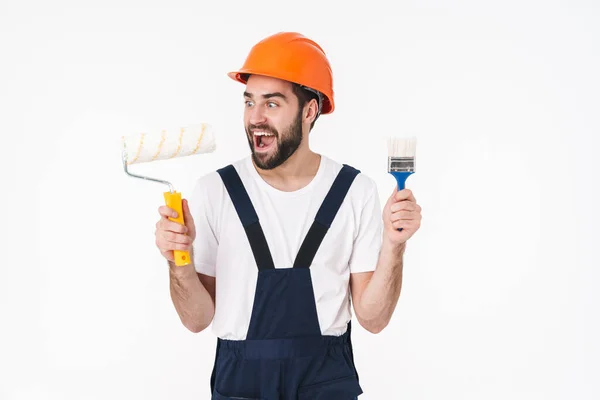 Foto Jovem Construtor Sorridente Capacete Isolado Sobre Fundo Parede Branca — Fotografia de Stock