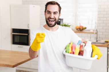 Genç iyimser adam imajı. Ev kocası seni işaret ediyor..