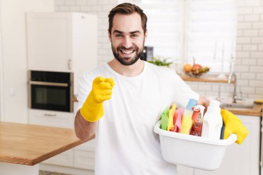 Genç iyimser adam imajı. Ev kocası seni işaret ediyor..