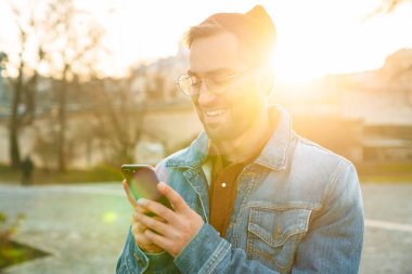Yakışıklı, mutlu, şık, sakallı bir adamın, sokakta yürüdüğünü gördüm.