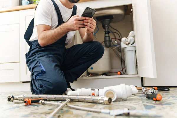 Beskuren Bild Ung Man Rörmokare Arbete Uniform Inomhus Med Hjälp — Stockfoto