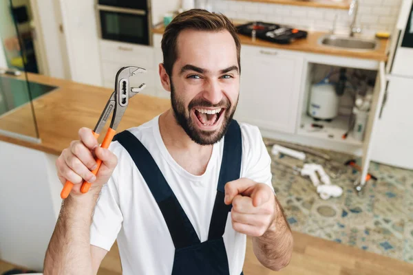 Imagem Jovem Positivo Homem Feliz Encanador Trabalho Uniforme Dentro Casa — Fotografia de Stock