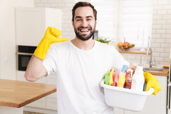 Imagen Hombre Joven Optimista Positivo Househusband Interior Señalando Mismo — Foto de Stock