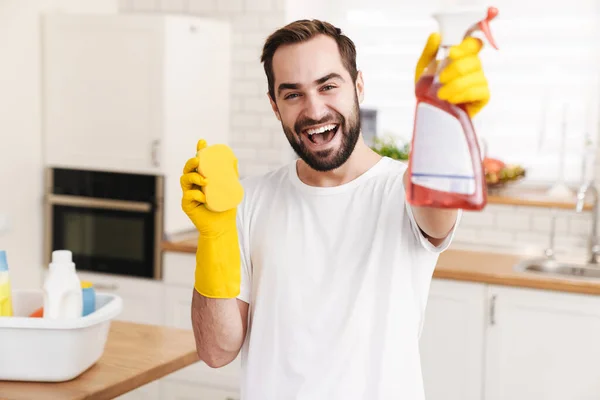 Bild Eines Optimistischen Jungen Mannes Der Schwamm Und Reinigungsspray Der — Stockfoto