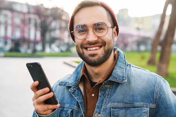 Närbild Stilig Glad Ung Snygg Skäggig Man Går Utomhus Gatan — Stockfoto