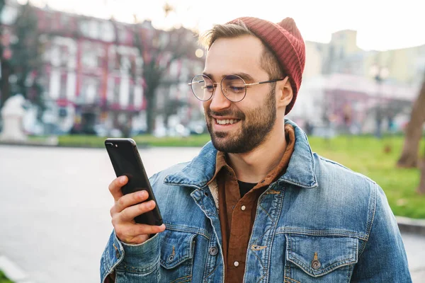 Närbild Stilig Glad Ung Snygg Skäggig Man Går Utomhus Gatan — Stockfoto