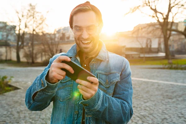 Närbild Stilig Glad Ung Snygg Skäggig Man Går Utomhus Gatan — Stockfoto