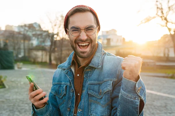 Närbild Stilig Glad Ung Snygg Skäggig Man Går Utomhus Gatan — Stockfoto