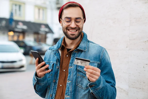 Nahaufnahme Eines Gutaussehenden Glücklichen Jungen Stylischen Bärtigen Mannes Der Draußen — Stockfoto