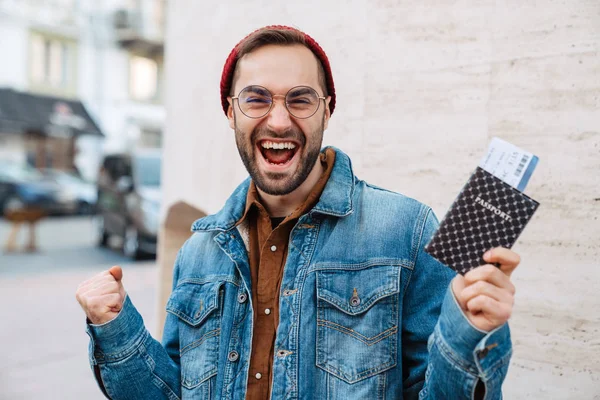 Primo Piano Bel Giovane Uomo Barbuto Felice Elegante Che Cammina — Foto Stock