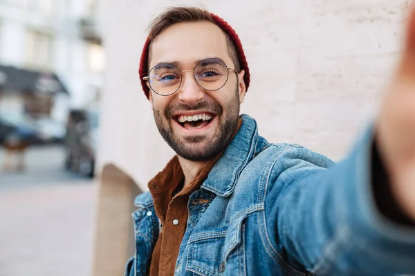 Primo Piano Bel Giovane Uomo Barbuto Felice Elegante Che Cammina — Foto Stock