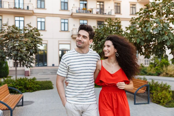 Immagine Felice Coppia Caucasica Abiti Casual Sorridenti Abbracciati Mentre Passeggia — Foto Stock