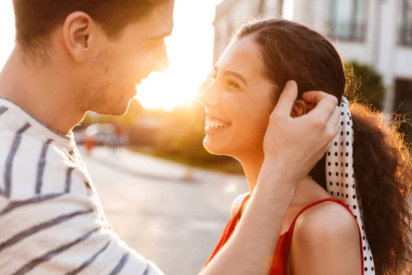 Imagem Close Feliz Jovem Casal Roupas Verão Rindo Olhando Para — Fotografia de Stock