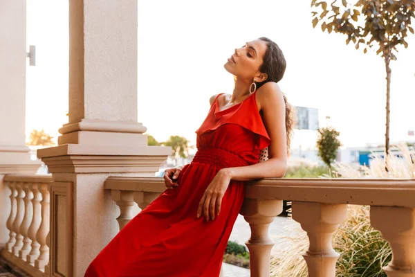 Imagen Una Hermosa Mujer Relajada Vestido Rojo Mirando Hacia Adelante —  Fotos de Stock
