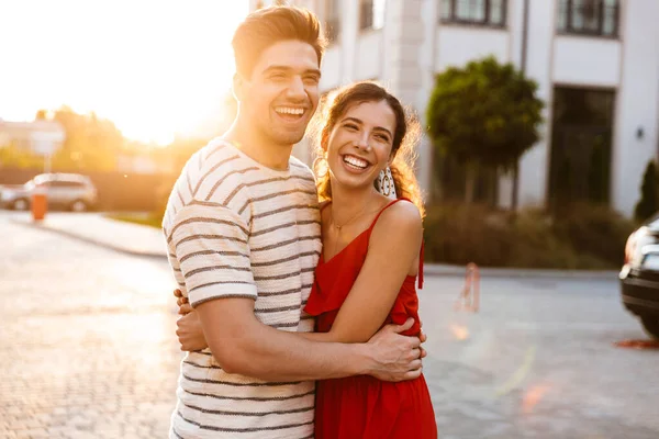 Imagen Alegre Pareja Caucásica Ropa Verano Riendo Abrazándose Mientras Camina —  Fotos de Stock