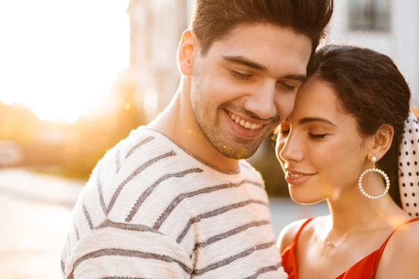 Imagine Închidere Cuplului Romantic Fericit Haine Vară Zâmbind Îmbrățișându Timp — Fotografie, imagine de stoc