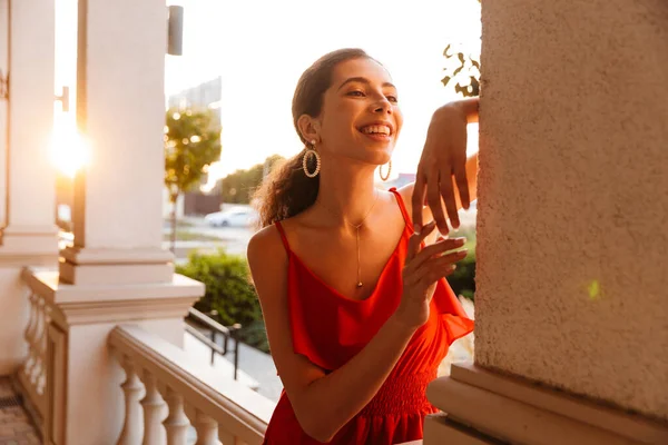 Imagem Jovem Mulher Feliz Vestido Vermelho Sorrindo Olhando Para Frente — Fotografia de Stock