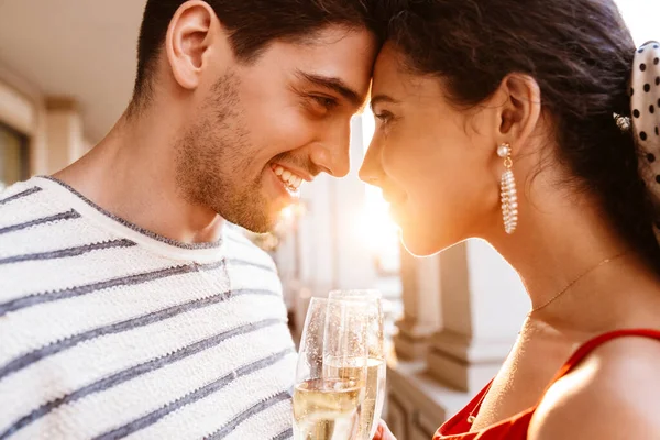 Mutlu Genç Çiftin Birbirlerine Bakıp Colonnades Yakınlarında Şampanya Içtikleri Yakın — Stok fotoğraf