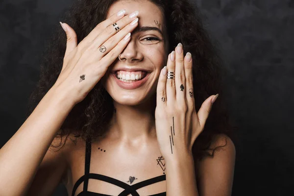 Imagem Jovem Mulher Alegre Com Tatuagem Sorrindo Cobrindo Seu Rosto — Fotografia de Stock