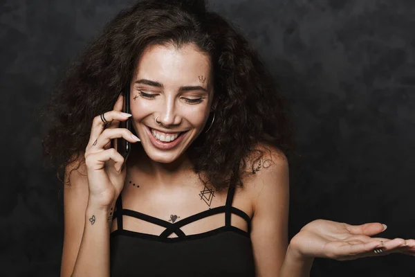 Bild Vacker Lycklig Kvinna Med Tatuering Leende Och Talar Mobiltelefon — Stockfoto