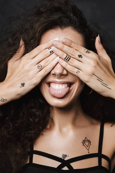 Imagem Jovem Mulher Alegre Com Tatuagem Saindo Sua Língua Cobrindo — Fotografia de Stock