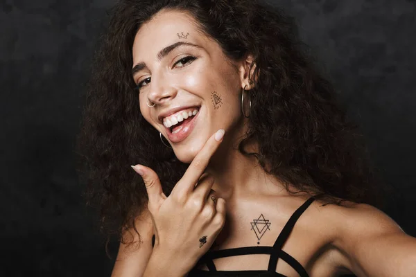 Εικόνα Της Όμορφης Χαμογελαστής Γυναίκας Που Δείχνει Δάχτυλο Τατουάζ Της — Φωτογραφία Αρχείου