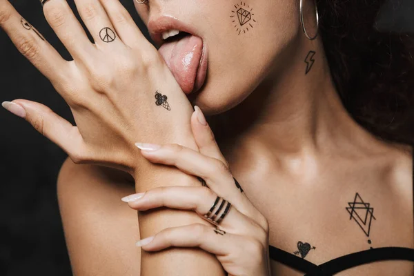 Immagine Ritagliata Giovane Donna Impertinente Con Tatuaggio Leccare Palmo Isolato — Foto Stock