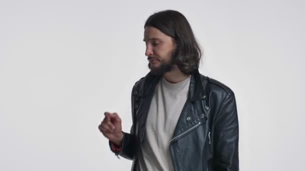 Ein Positiver Junger Mann Mit Langen Haaren Schwarzer Lederjacke Drückt — Stockvideo