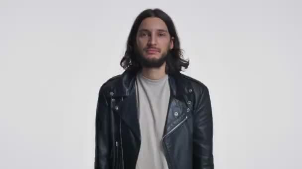 Jeune Homme Joyeux Avec Les Cheveux Longs Dans Une Veste — Video