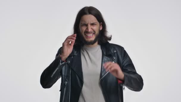 Siyah Deri Ceketli Uzun Saçlı Hoşnutsuz Genç Bir Adam Şakaklarına — Stok video