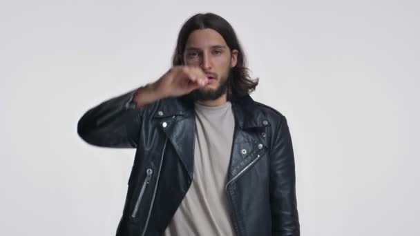 Вымотанный Молодой Человек Длинными Волосами Черной Кожаной Куртке Вытирает Пот — стоковое видео