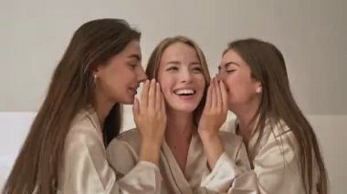 Çekici bir sürpriz. Genç kızlar yatak odasında sırlarını konuşuyorlar.