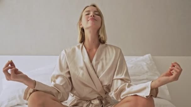 Eine Lächelnde Ruhige Frau Pyjama Meditiert Und Hält Zen Finger — Stockvideo