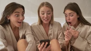 Şaşırtıcı genç kız arkadaşları ışık odasındaki telefondan süper haberler alıyorlar.