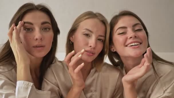 Meninas Jovens Sorridentes Bonitas Estão Tocando Seu Rosto Quarto Enquanto — Vídeo de Stock