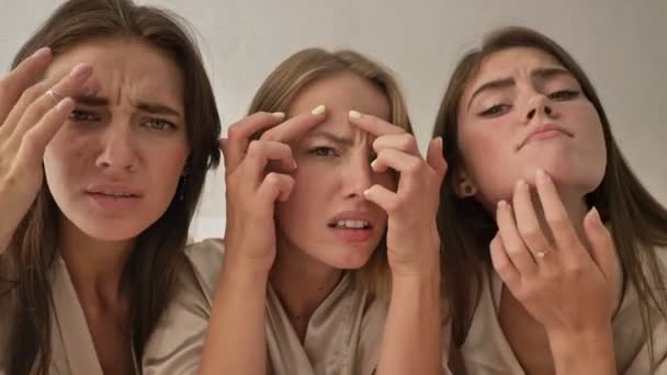 Memnun Olmayan Genç Kızlar Yatak Odasında Aynaya Bakar Gibi Yüzlerine — Stok video