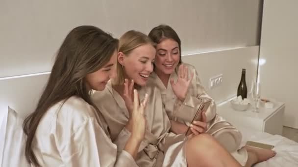 Sonrientes Chicas Jóvenes Amigos Están Haciendo Gesto Hola Mientras Sostiene — Vídeo de stock