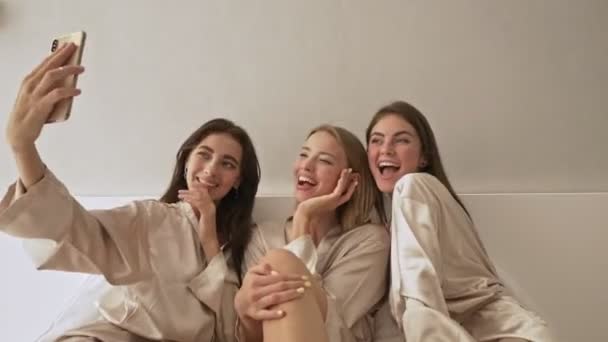 Neşeli Çekici Genç Kız Arkadaşları Işık Odasındaki Cep Telefonunda Selfie — Stok video