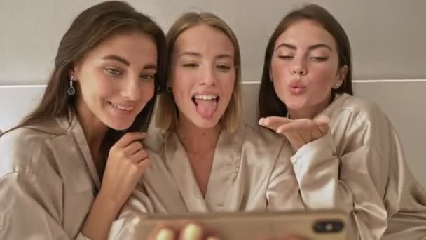 Allegro Divertente Ragazze Amiche Sono Smorfie Mentre Prende Selfie Sul — Video Stock