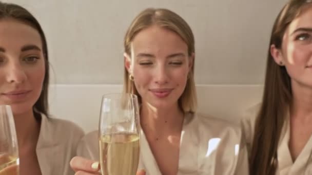 Positif Souriant Jeunes Filles Amis Célèbrent Tout Buvant Champagne Sur — Video