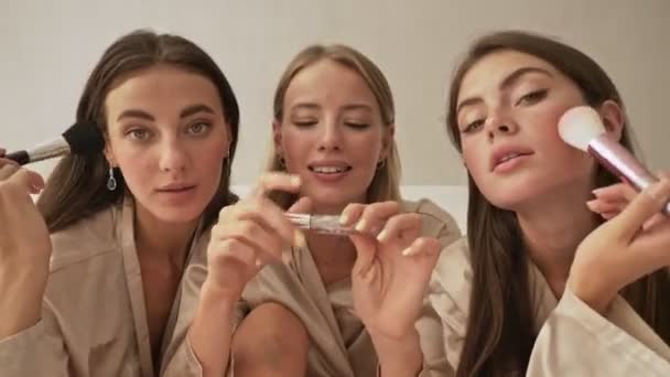 Belle Ragazze Amici Stanno Facendo Trucco Nella Camera Letto Luce — Video Stock