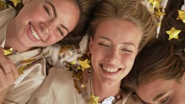 Vista Superior Feliz Sonrisa Jóvenes Amigas Están Acostados Cama Con — Vídeos de Stock