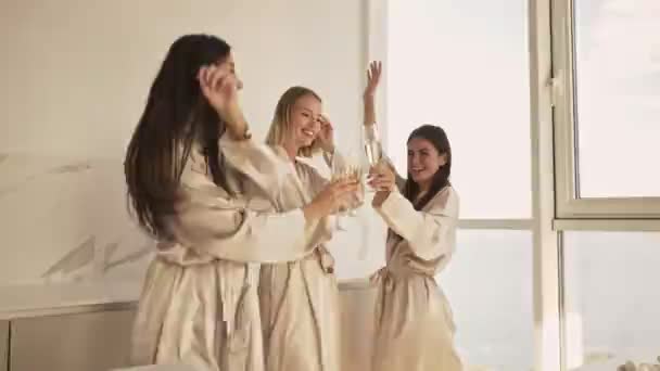 Привабливі Друзі Молодих Дівчат Танцюють Тримаючи Келихи Шампанського Світлій Спальні — стокове відео